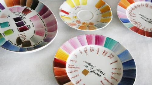 Diverse tonalità di colori a terzo fuoco dipinti su piatti di ceramica