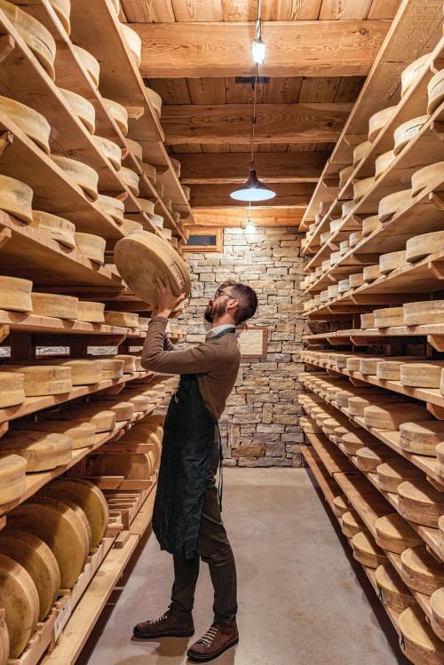 Nel Santuario del Bitto le forme di formaggio Storico Ribelle vengono continuamente lavorate per raggiungere la maturazione adeguata