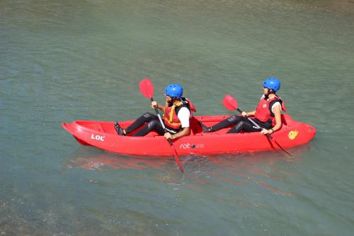 Una coppia di ragazzi che pagaiano a bordo di un kayak