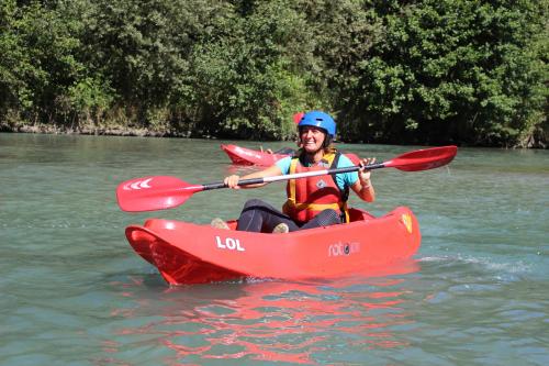 Ragazza che impara a pagaiare sul fiume Adda