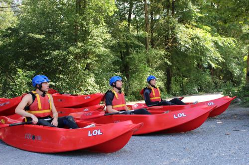 Ragazzi durante la spiegazione teorica per imparare ad usare il kayak