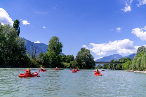 Ragazzi in kayak nella natura selvaggia della Valtellina