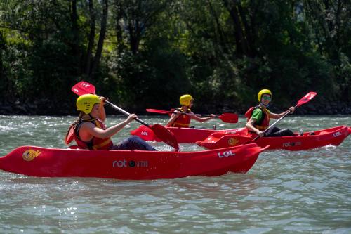 Ragazzi sul kayak sul fiume Adda in Valtellina