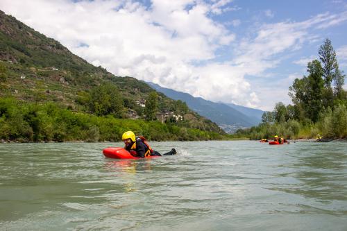 Ragazzi si divertono a fare hydrospeed in Valtellina