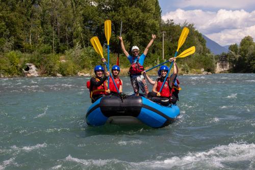 Amici che si divertono a fare rafting in Valtellina