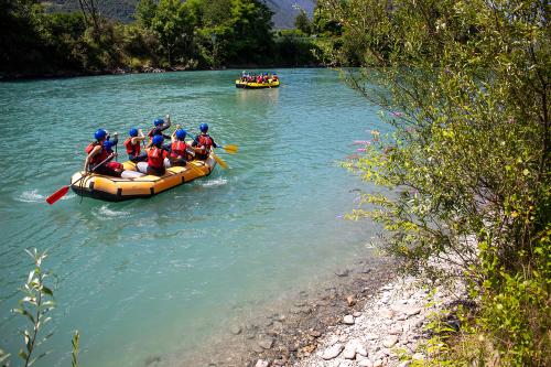 Gruppi di rafting sul fiume Adda in Valtellina