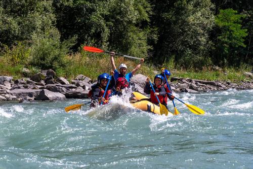 Giovani che si divertono a fare rafting tra le rapide