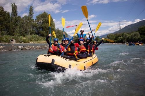 Gruppo di colleghi fanno rafting team building in Valtellina