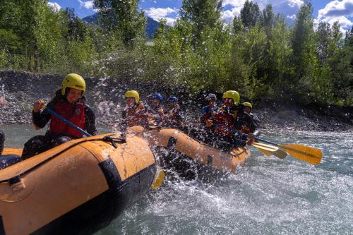 Sfide tra gommoni durante una discesa di rafting in Valtellina sul fiume Adda