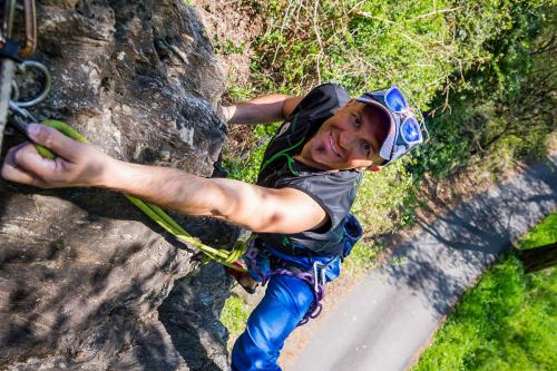 Guida alpina che mostra le tecniche di arrampicata in Valtellina