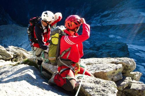 Ragazzi in pausa durante una arrampicata in Valtellina