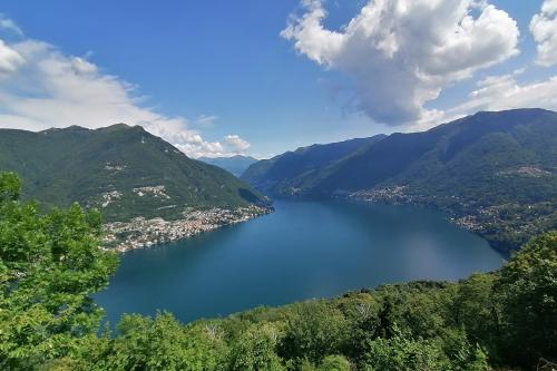 Vista panoramica sul Lago di Como da Montepiatto vicino a Torno