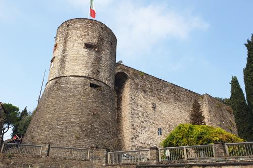 Castello di San Vigilio a Bergamo visto dal basso