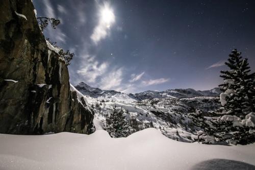 Paesaggio montano innevato a Campo Moro, in Valmalenco, in Lombardia