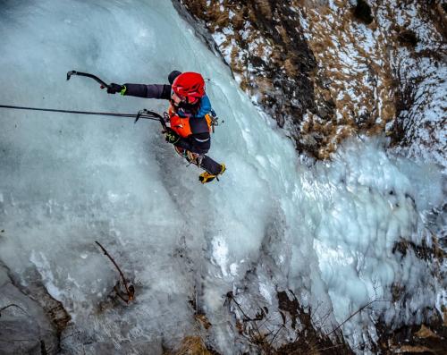 Un ragazzo sta facendo ice climbing in Valmalenco