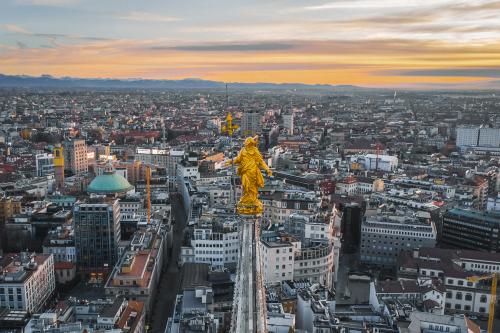 Vista aerea di Milano al tramonto in inverno