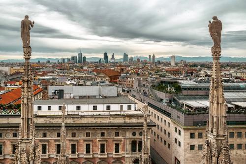 Vista dal Duomo di Milano in Italia