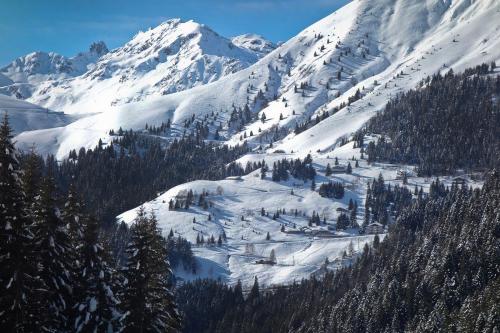 Paesaggio innevato della Val Brembana in Lombardia