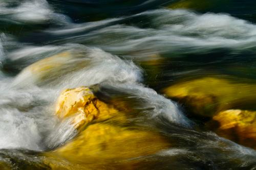 Fotografia dell'acqua del fiume Ticino in Lombardia