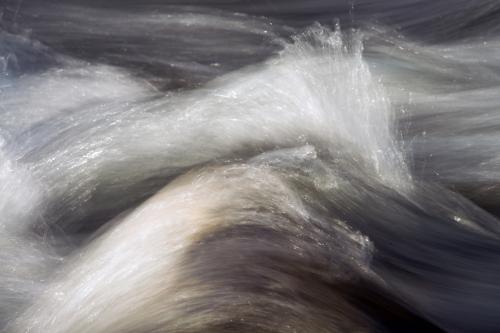 Fotografia mossa di un onda del fiume Ticino in Lombardia