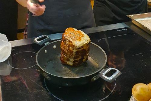 Carne cucinata durante una cooking class a Milano