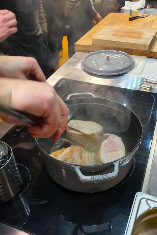 Preparazione della carne durante una cooking class a Milano