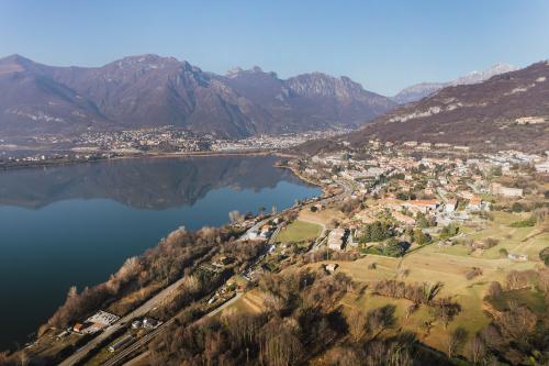 Lago di Galbiate in Lombardia visto dall'alto