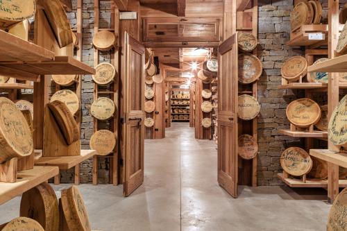 Casera per la stagionatura del formaggio Bitto Storico Ribelle in Valgerola in Lombardia