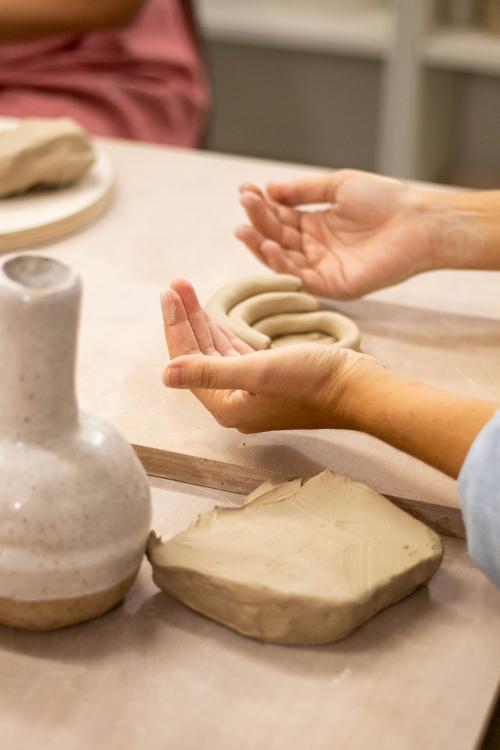 Le mani di una ragazza durante un workshop per creare un oggetto unico in gres a Milano in Lombardia