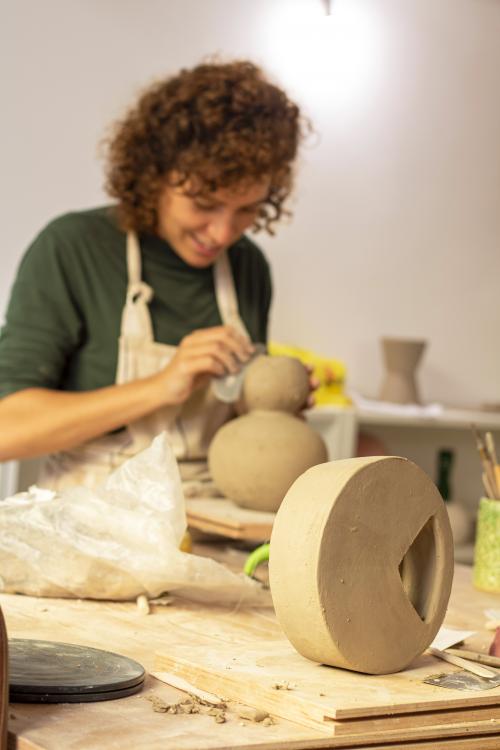 Una ragazza mentre manipola l'argilla durante il workshop a Milano in Lombardia per creare oggetti unici in gres