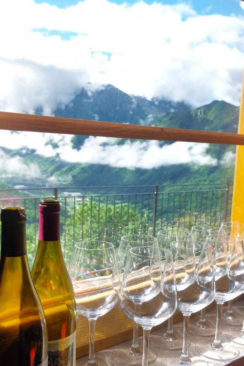 Degustazione vista montagna in Valsassina presso una azienda agricola della Lombardia