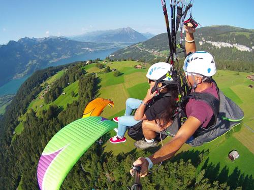 Alcuni parapendii in volo vicino al lago di Iseo in Lombardia