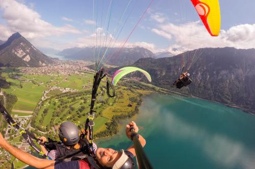 Dei ragazzi mentre fanno parapendio vicino a Bergamo in Lombardia