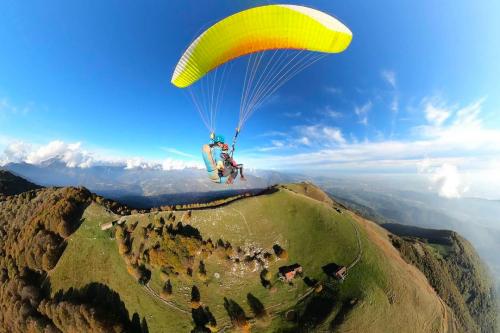 Due ragazzi durante un volo in parapendio nei dintorni di Bergamo in Lombardia