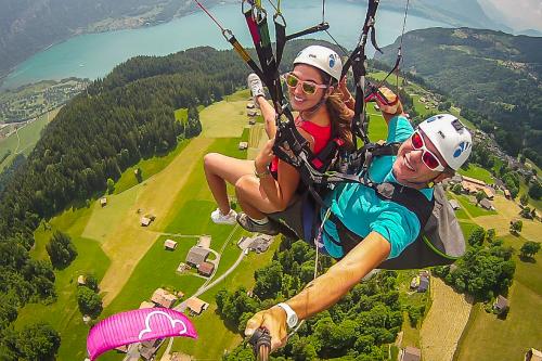 Un pilota professionista vola insieme ad una ragazza con un parapendio biposto vicino a Bergamo in Lombardia