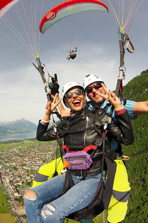 Un ragazzo e una ragazza durante un volo in parapendio biposto vicino a Bergamo in Lombardia