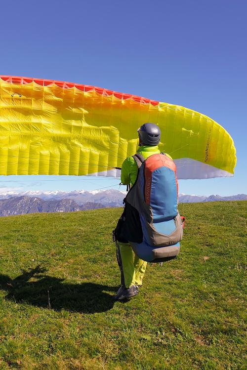 Un ragazzo mentre si prepara a decollare con il suo parapendio vicino a Bergamo in Lombardia