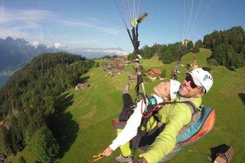 Una coppia durante un volo in parapendio biposto nei dintorni di Bergamo in Lombardia